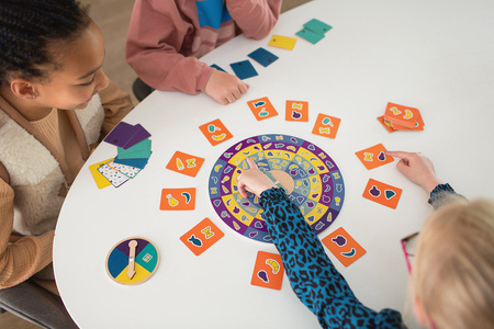 BS Toys, drewniana gra obserwacyjna ze spinerem XL (30 cm)Kolacja