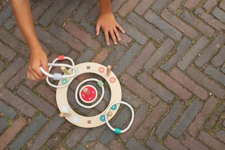 Gra drewniana dla dzieci - BS Toys Rzut Obręczą Na Koło