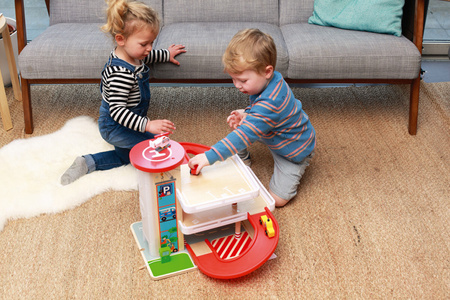 Garaż Drewniany z Windą i Zjeżdzalnią Scratch