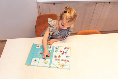 Scratch, magnetyczna układanka - kształty i kolory Zegar i pogoda