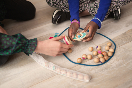 BS Toys, sensoryczna gra - Nawlekanka gąsienica