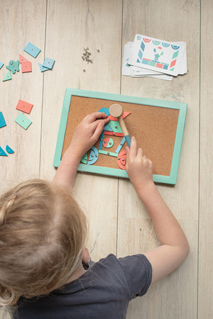 BS Toys, Drewniana przybijanka z kartami pracy